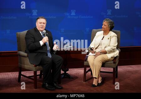 Washington, Stati Uniti d'America. 21 Maggio, 2018. Stati Uniti Il segretario di Stato Mike Pompeo (L) discute di politica estera degli Stati Uniti dopo il ritiro dal nucleare Iran trattare Kay Coles James, presidente della Fondazione per il patrimonio storico, a Washington, DC, Stati Uniti, il 21 maggio 2018. Mike Pompeo lunedì punì in Iran per la sua nuke e programmi missilistici, facendo voto di emettere Teheran le sanzioni più difficili della storia se non cambiare rotta. Credito: Yang Chenglin/Xinhua/Alamy Live News Foto Stock