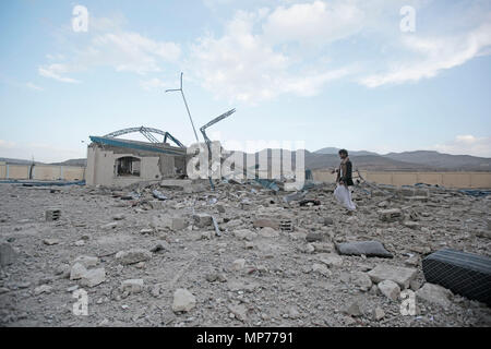 Sanaa, Yemen. 21 Maggio, 2018. Un uomo yemenita ispeziona un distrutto stazione di benzina dopo che essa è stata bersaglio di Arabia-led le incursioni aeree sulla periferia di Sanaa, Yemen, 21 maggio 2018. Credito: Hani Al-Ansi/dpa/Alamy Live News Foto Stock