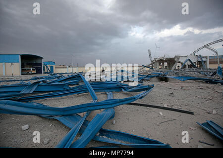 Sanaa, Yemen. 21 Maggio, 2018. Un uomo yemenita ispeziona un distrutto stazione di benzina dopo che essa è stata bersaglio di Arabia-led le incursioni aeree sulla periferia di Sanaa, Yemen, 21 maggio 2018. Credito: Hani Al-Ansi/dpa/Alamy Live News Foto Stock