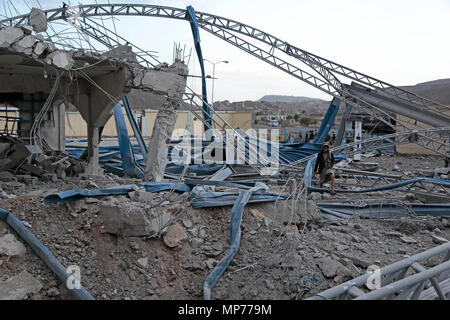 Sanaa, Yemen. 21 Maggio, 2018. Un uomo yemenita ispeziona un distrutto stazione di benzina dopo che essa è stata bersaglio di Arabia-led le incursioni aeree sulla periferia di Sanaa, Yemen, 21 maggio 2018. Credito: Hani Al-Ansi/dpa/Alamy Live News Foto Stock