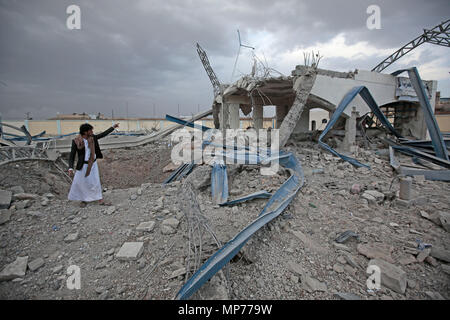 Sanaa, Yemen. 21 Maggio, 2018. Un uomo yemenita ispeziona un distrutto stazione di benzina dopo che essa è stata bersaglio di Arabia-led le incursioni aeree sulla periferia di Sanaa, Yemen, 21 maggio 2018. Credito: Hani Al-Ansi/dpa/Alamy Live News Foto Stock