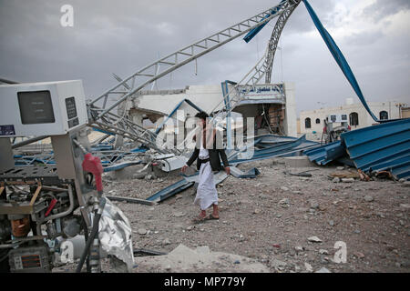 Sanaa, Yemen. 21 Maggio, 2018. Un uomo yemenita ispeziona un distrutto stazione di benzina dopo che essa è stata bersaglio di Arabia-led le incursioni aeree sulla periferia di Sanaa, Yemen, 21 maggio 2018. Credito: Hani Al-Ansi/dpa/Alamy Live News Foto Stock