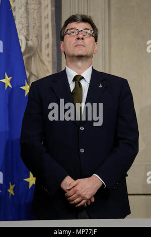 Roma, Italia. 21 maggio 2018. Giancarlo Giorgetti Roma 21/05/2018. Il Quirinale. I leader del Movimento 5 Stelle e della Lega incontrano il Presidente della Repubblica. Roma 21 Maggio 2018. Il Quirinale. I leader del movimento 5 stelle e Lega Nord parti incontrare il Presidente della Repubblica a consegnare il nome del Primo Ministro. Foto di Samantha Zucchi Insidefoto Credito: insidefoto srl/Alamy Live News Foto Stock