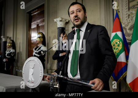 Roma, Italia. 21 Maggio, 2018. Matteo Salvini, la League (Lega) leader, indirizzi supporti dopo un nuovo giro di consultazioni con il presidente italiano Sergio Mattarella, per la formazione del nuovo governo al Palazzo del Quirinale a Roma, in Italia il 21 maggio 2018. Credito: Giuseppe Ciccia/Alamy Live News Foto Stock