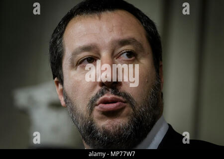 Roma, Italia. 21 Maggio, 2018. Matteo Salvini, la League (Lega) leader, indirizzi supporti dopo un nuovo giro di consultazioni con il presidente italiano Sergio Mattarella, per la formazione del nuovo governo al Palazzo del Quirinale a Roma, in Italia il 21 maggio 2018. Credito: Giuseppe Ciccia/Alamy Live News Foto Stock