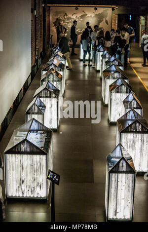 Mosca Mosca, Russia. Il 17 maggio 2018. I visitatori in una mostra di Gulag del Museo di Storia di Mosca. Credito: Celestino Arce/ZUMA filo/Alamy Live News Foto Stock