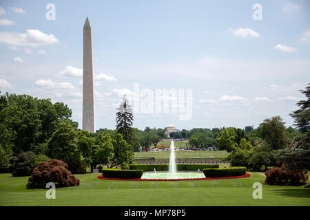 Washington, Stati Uniti d'America. 21 Maggio, 2018. Vista ad alta risoluzione del Monumento a Washington e il Jefferson Memorial dal South Lawn della Casa Bianca di Washington, DC il lunedì, 21 maggio 2018. Credito: Ron Sachs/CNP | Utilizzo di credito in tutto il mondo: dpa/Alamy Live News Foto Stock