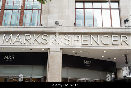 Londra, Regno Unito. 21 Maggio, 2018. Persona in possesso di un sacchetto di plastica passeggiate passato una finestra di Marks & Spencers store a Marble Arch e Oxford Street. La società dovrebbe annunciare ulteriori chiusure di store nel Regno Unito prima del suo reddito annuo annuncio Credito: Raymond codolo/Alamy Live News Foto Stock