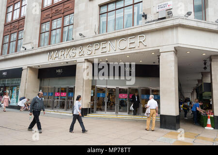 Londra, Regno Unito. 21 Maggio, 2018. I clienti che entrano Marks & Spencers store a Marble Arch e Oxford Street. La società dovrebbe annunciare ulteriori chiusure di store nel Regno Unito prima del suo reddito annuo annuncio Credito: Raymond codolo/Alamy Live News Foto Stock