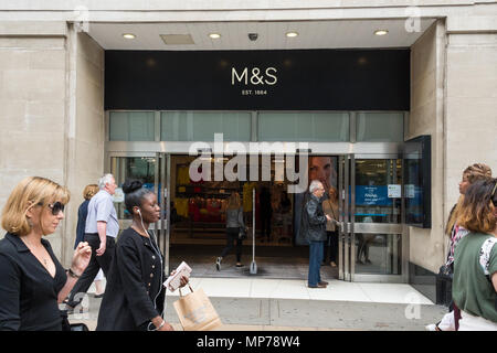 Londra, Regno Unito. 21 Maggio, 2018. I clienti che entrano Marks & Spencers store a Marble Arch e Oxford Street. La società dovrebbe annunciare ulteriori chiusure di store nel Regno Unito prima del suo reddito annuo annuncio Credito: Raymond codolo/Alamy Live News Foto Stock