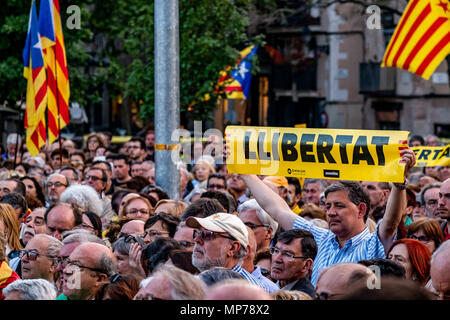 Barcellona, in Catalogna, Spagna. 21 Maggio, 2018. Un dimostrante è visto che mostra un poster per la libertà dei prigionieri politici in mezzo alla folla di contestatori. Centinaia di persone hanno concentrato la protesta della manutenzione dell'articolo 155 che impedisce il normale funzionamento del governo catalano e istituzioni dopo la nomina del presidente Quim Torra. Credito: Paco Freire SOPA/images/ZUMA filo/Alamy Live News Foto Stock