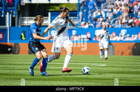 Montreal, Canada. 21 Maggio, 2018. Impatto di Montreal centrocampista Samuel Piette (sinistra) e Los Angeles Galaxy avanti Zlatan Ibrahimovic (destra) lotta per la palla durante il 2018 Major League Soccer stagione regolare corrispondenza tra l impatto di Montreal e Los Angeles Galaxy, a Stade Saputo. Credito: Pablo A. Ortiz / Alamy News live Foto Stock