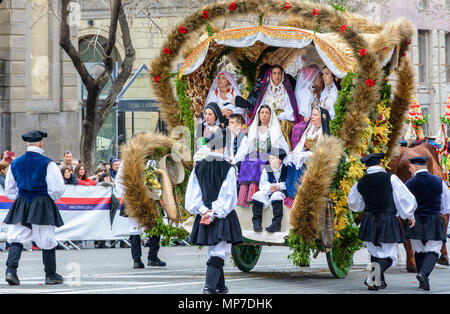 CAGLIARI, Italia - 1 Maggio 2018: il famoso Festival di Sant'Efisio in Sardegna. Sfilata del "traccas", carri contadina decorate disegnato da buoi. Foto Stock