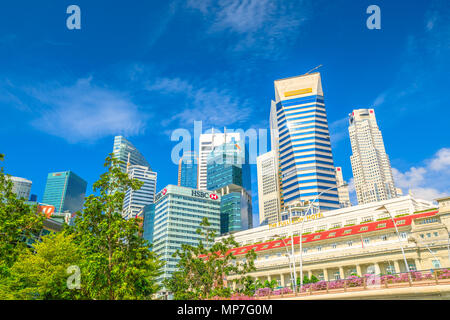 Singapore - Aprile 28, 2018: Singapore skyline con Fullerton Hotel, grattacieli Business District e Esplanade Bridge in area di Marina Bay. Giornata soleggiata con cielo blu. Foto Stock