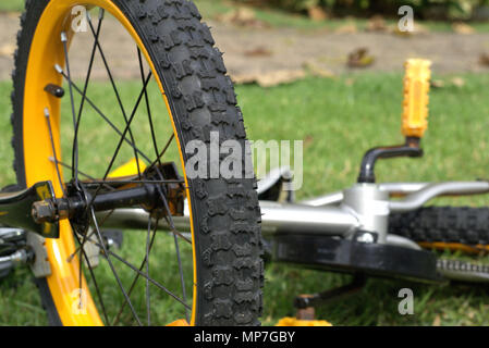 Ruota di bicicletta. Fascia battistrada di un pneumatico o di traccia di pneumatico della bicicletta. Close up e messa a fuoco selettiva. Foto Stock