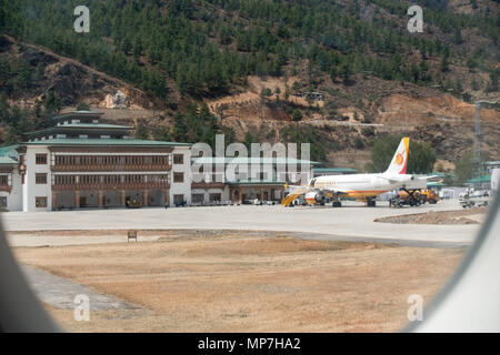 Airport Terminal e aeromobili parcheggiati a paro airport, Bhutan Foto Stock