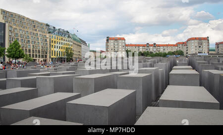 Berlino, Germania-luglio 30, 2016: Memoriale al assassinato ebrei d'Europa (aka Memoriale dell Olocausto) progettato da architetto Peter Eisenman e ingegnere Bur Foto Stock