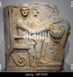 Berlino. Germania. Eroe spartano rilievo, stele con eroi e gli adoratori, da Chrysapha / Sparta (Grecia), marmo, attorno al 540 A.C. Altes Museum. Coupl Foto Stock