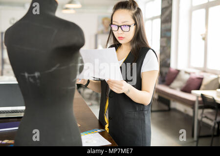 Donna asiatica che lavorano in Atelier Workshop Foto Stock