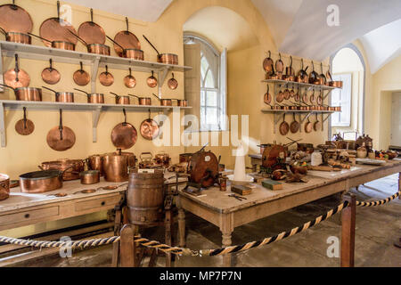 Un display di pentole in rame e vintage attrezzature di cucina nella vecchia cucina a Inveraray Castle, Argyll & Bute, Scotland, Regno Unito Foto Stock