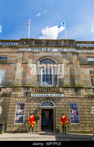 Due coloratissimi guardie stand al di fuori del Georgian Storico 1820 categoria "A" elencato la costruzione di Inveraray Jail, Argyll & Bute, Scotland, Regno Unito Foto Stock