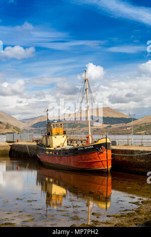 Ex Clyde puffer "la scintilla vitale' a Inveraray porto, la città di Neil Munro creatore del Para comodo storie, Argyll & Bute, Scotland, Regno Unito Foto Stock