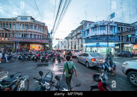 Un angolo di strada nella città di Surin in Isan in Thailandia. Thailandia, Isan, Surin, Novembre 2017 Foto Stock