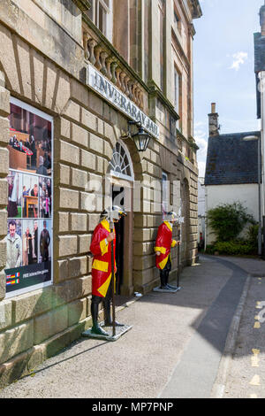 Due coloratissimi guardie stand al di fuori del Georgian Storico 1820 categoria "A" elencato la costruzione di Inveraray Jail, Argyll & Bute, Scotland, Regno Unito Foto Stock