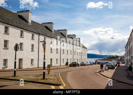 Storico-bianco lavato a 3 piani case su Main Street West a Inveraray, Argyll & Bute, Scotland, Regno Unito Foto Stock