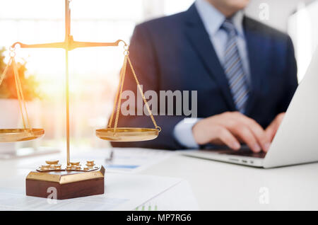 Simbolo di giustizia scale di peso sul tavolo. Attorney lavorando in ufficio. Legge avvocato giudice della Corte di giustizia la normativa giuridica nozione Foto Stock