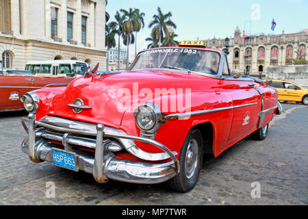 L'AVANA-Feb 3:Classic Oldsmobile in attesa per i turisti il 3 febbraio; 2010 in Havana.Migliaia di queste macchine vintage sono in uso a Cuba e sono diventati Foto Stock