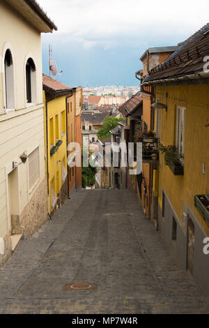 Antico borgo medievale stretto lastricata di pietra Street nel quartiere Buda di Budapest in una giornata di sole in estate. Girato a Gul Baba street. Foto Stock