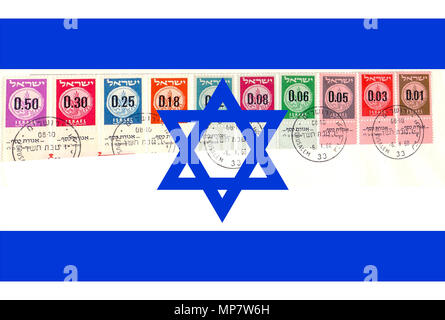Migliorate digitalmente immagine francobolli israeliano (dal 1960) sulla bandiera Israeliana sullo sfondo Foto Stock