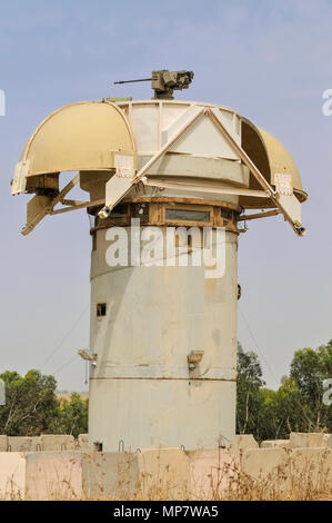 Militari israeliani (IDF) Osservazione post con un telecomando mitragliatrice. Fotografato agli israeliani frontiera Gaza Foto Stock