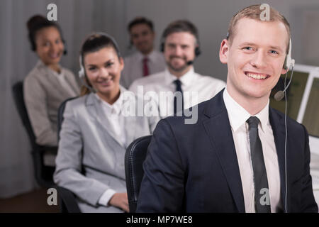 Gruppo di felice call center consultants Foto Stock