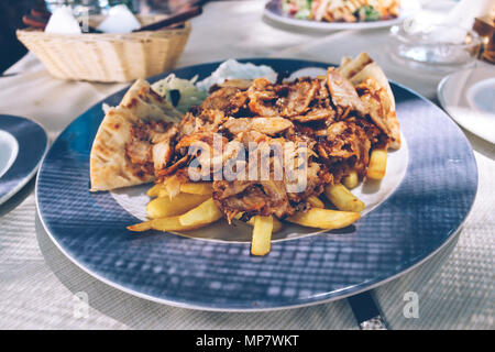 La cucina greca, pollo e maiale giroscopi misti sulla piastra Foto Stock