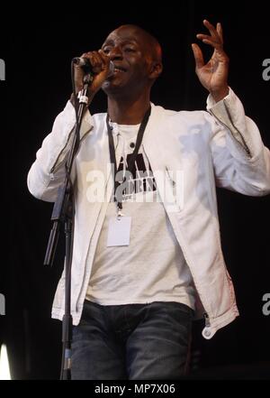 Liverpool, Regno Unito, Lighthouse Family cantante tunde baiyewu-suona alla Radio liscio sul lungomare di credito Fairbrother Ian/Alamy Foto Stock