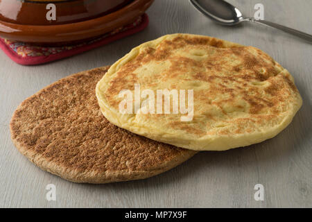 Marocchino tradizionale fresca di forno e di colore marrone e bianco pane batbot Foto Stock