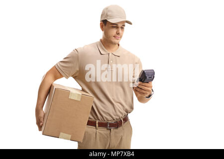 Delivery Guy con un pacchetto e un terminale di pagamento isolato su sfondo bianco Foto Stock