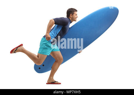 Lunghezza piena ripresa di profilo di un surfista in possesso di una tavola da surf e in esecuzione isolati su sfondo bianco Foto Stock