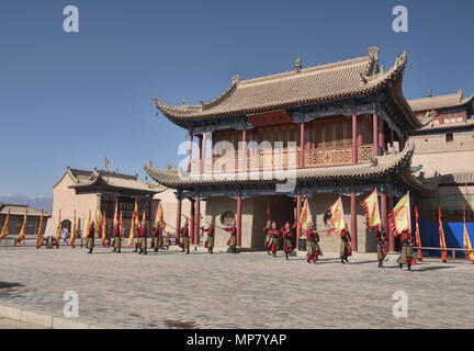 La Dinastia Ming guardie rievocazione storica a Jiayuguan forte al Passo Jiayu, Jiayuguan, Gansu, Cina Foto Stock