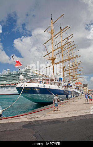 Febbraio 21, 2015- Bridgetown, Barbados: lo scafo in acciaio Clipper La Valletta si trova in porto mentre l'equipaggio e i turisti a piedi sul dock Foto Stock