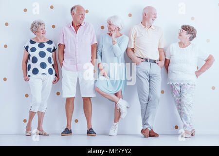 Foto di moda di felice senior amici indossando abiti casual Foto Stock