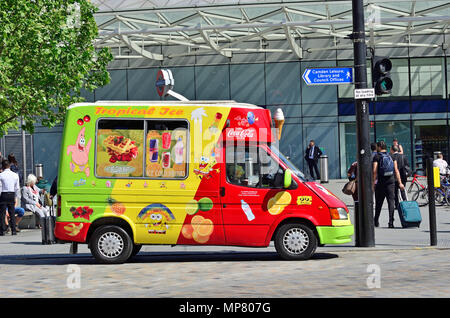 Ice Cream Van fuori la stazione di Kings Cross, London, England, Regno Unito. Foto Stock