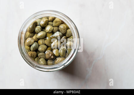 Un vasetto di capperi in recipiente di vetro. Alimenti biologici. Foto Stock