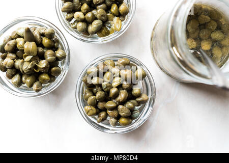 Un vasetto di capperi in recipiente di vetro. Alimenti biologici. Foto Stock