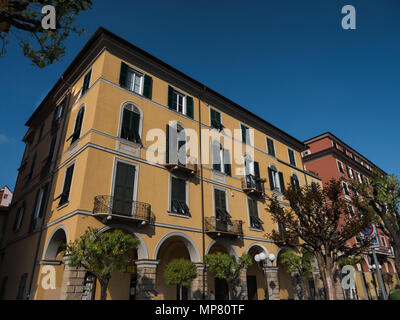 Tradizionale e dipinto a Chiavari immobili in una giornata di sole in primavera Foto Stock