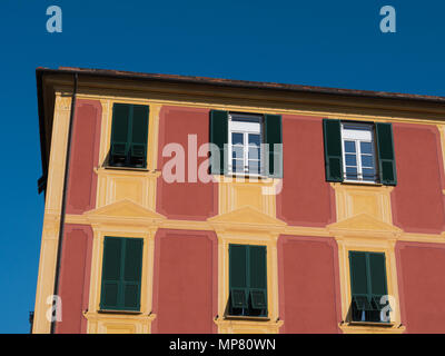 Dettagli architettonici di un tradizionale dipinto di Chiavari edificio in una giornata di sole Foto Stock