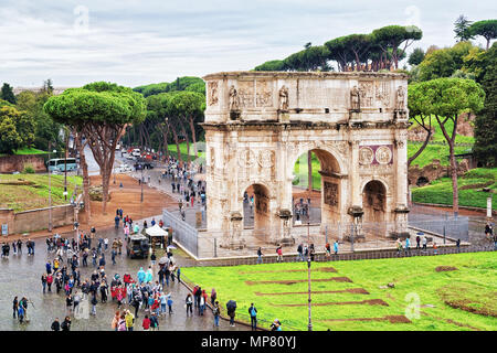 Roma, Italia - 13 Ottobre 2016: Arco di Costantino nel centro storico della città di Roma, Italia. È anfiteatro di Roma. Foto Stock