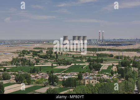 Eruttazioni zona industriale, Jiayuguan, Gansu, Cina Foto Stock